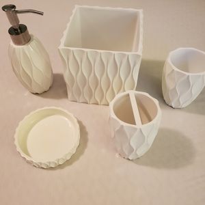 NEVER USED-Bathroom Set